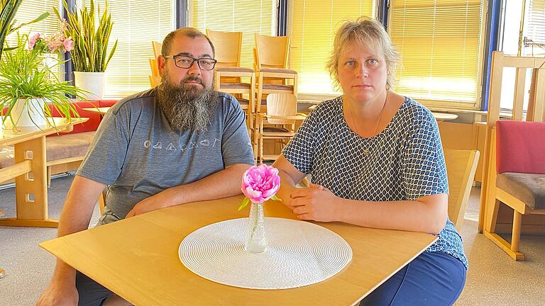 Patrick und Ina Sand haben ihr Café und Schnellrestaurant an der Jahnstraße geschlossen. Auf Infozetteln ist von einer 'Winterpause' die Rede. Doch die Aussagen der beiden deuten darauf hin, dass das Eiscafé Bernhard in dieser Form Geschichte ist. Patrick und Ina Sand haben ihr Café und Schnellrestaurant an der Jahnstraße geschlossen. Auf Infozetteln ist von einer 'Winterpause' die Rede. Doch die Aussagen der beiden deuten darauf hin, dass das Eiscafé Bernhard in dieser Form Geschichte ist.