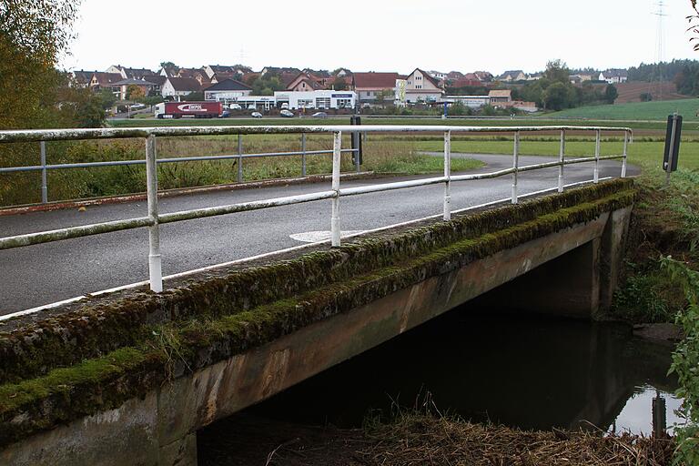 Gleichzeitig mit der Baumaßnahme am Bahnkörper erfolgt nun auch noch die Sanierung der Brücke über die Baunach Gleichzeitig mit der Baumaßnahme am Bahnkörper erfolgt nun auch noch die Sanierung der Brücke über die Baunach