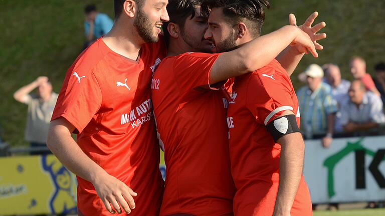 Relegation zur Kreisklasse Würzburg, FV Bachgrund - FV Fatihspor Karlstadt am Sonntag, 28. Mai 2017 in Eußenheim: Fatihspor Karlstadt jubelt über das 1:3, von links Samet Karaveli, Kadir Mercan, Torschütze Mehmet Mercan