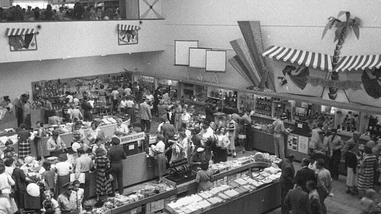 Im März 1951 wurde das Einkaufszentrum in der ehemaligen Flugzeugwerft eröffnet.Archivfoto: Walter Röder