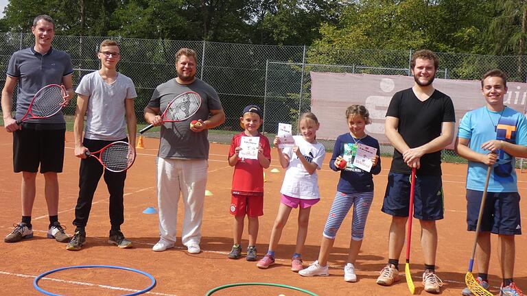 Lachende Teilnehmer am Ferienprogramm des Tennisclubs Rot-Weiß Mellrichstadt, unterstützt von (von links) Stefan Euring, Alexander Fraas, Jugendwart Michael Richling, Johannes Ballweg und Valentin Felberg.