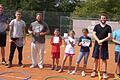 Lachende Teilnehmer am Ferienprogramm des Tennisclubs Rot-Weiß Mellrichstadt, unterstützt von (von links) Stefan Euring, Alexander Fraas, Jugendwart Michael Richling, Johannes Ballweg und Valentin Felberg.