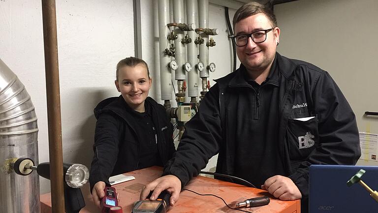 Heizung messen gehört dazu: Schornsteinfegermeister Benjamin Schultheis besucht mit seiner Auszubildenden Elina Grötsch die Kunden im Streutal. Heizung messen gehört dazu: Schornsteinfegermeister Benjamin Schultheis besucht mit seiner Auszubildenden Elina Grötsch die Kunden im Streutal.