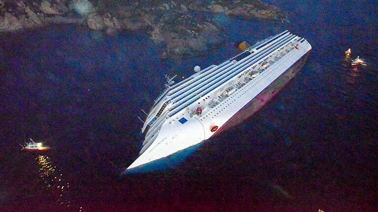 Das Kreuzfahrtschiff 'Costa Concordia' liegt im Jahr 2012 auf der Seite. Zwei Frauen aus Marktheidenfeld waren an Bord und überlebten das Unglück.