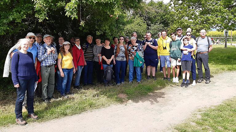 Eine fröhliche, aber müde Truppe nach der Wanderung durch die Schwanheimer Düne.