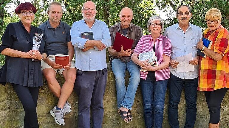 In Stadtlauringen sind von der Schweinfurter Autorengruppe SAG bei der Lesung mit dabei (von links): Johanna Bonengel, Joachim Engel, Hanns-Peter Zwißler, Peter Hub, Linde Unrein, Günter Hein und Renate Eckert. Auf dem Foto fehlt Almut Heusinger-Zuber.