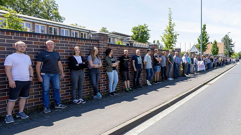 Mit dem Rücken zur Wand: Bei der Preh-Belegschaft herrscht seit der Verkündung des massiven Stellenabbaus am Standort Bad Neustadt Verunsicherung.