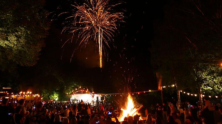 Ein Feuerwerk lässt den Nachthimmel über dem Tivoli in Holzhausen (Lkr. Haßberge) erstrahlen - wie hier 2023.&nbsp;