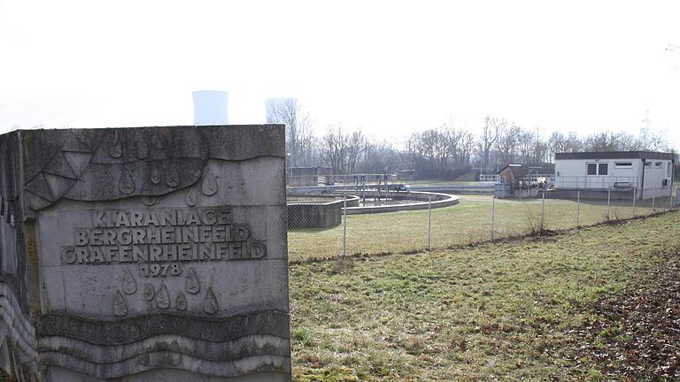 Die Gedenktafel, die an den gemeinsamen Bau der Kläranlage Bergrheinfeld/Grafenrheinfeld im Jahr 1978 erinnert.