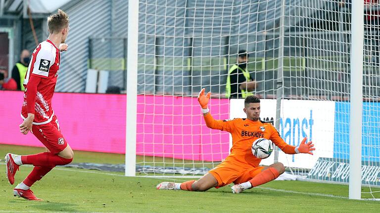 &nbsp;Maximilian Breunig bringt den Ball nicht an Verls Torhüter Niclas Thiede vorbei.