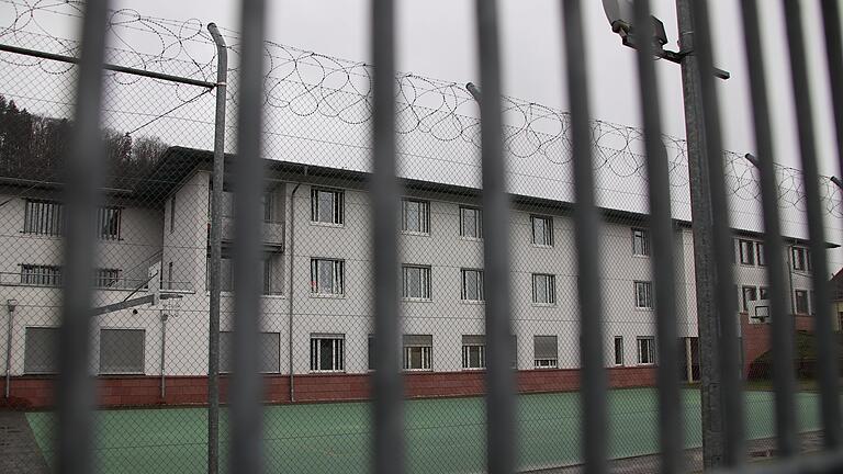 Seit 1986 werden im Lohrer Bezirkskrankenhaus auch psychisch- und suchtkranke Straftäter – so genannte forensische Patienten – behandelt. Seit 1986 werden im Lohrer Bezirkskrankenhaus auch psychisch- und suchtkranke Straftäter – so genannte forensische Patienten – behandelt.