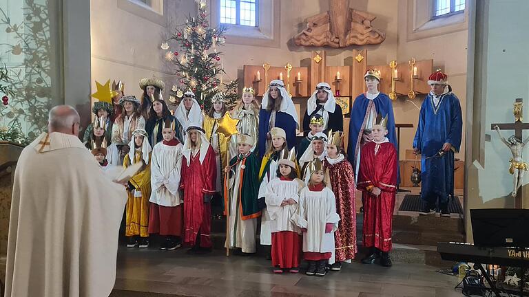 Sternsinger aus Stockheim und Ostheim während des Aussendungsgottesdienstes.