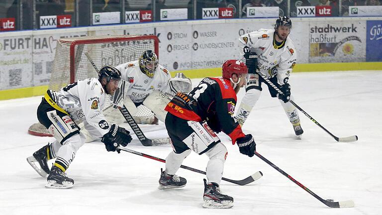 Haßfurts Jakub Sramek allein gegen drei Gästespieler vor dem Sonthofener Gehäuse. Ihm gelangen beim 9:3-Heimsieg zwei Tore und zwei Assists.