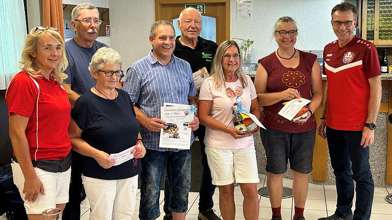 Glückliche Sieger von links BDL Heidi Schmitt, Michael Singer (Lohr), Agnes Broda von Blankenbach, Jürgen Gröschel, Martin Härter (Gollmuthhausen), Lydie Neubauer (Stammheim), Elisabeth Sulzinger (Sennfeld).