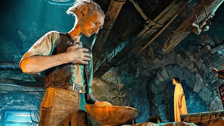 Kinostart - 'BFG - Big Friendly Giant'       -  Ganz schön groß: Szene aus dem neuen Steven-Spielberg-Film &bdquo;BFG&ldquo;.