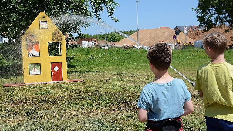 Am Stand der Feuerwehr konnten sich die Kinder im Feuerlöschen üben. Am Stand der Feuerwehr konnten sich die Kinder im Feuerlöschen üben.