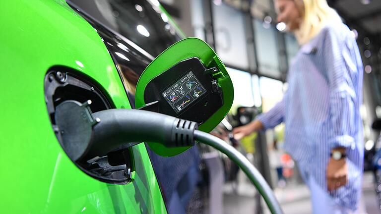 Elektroautos gehört die Zukunft. FDP-Stadtrat Georg Wiederer hat nun eine Anfrage an die Verwaltung gestellt mit Fragen, was die Stadt tue, um die Schweinfurter Industriebetriebe beim Wandel zur Elektromobiität zu unterstützen. Elektroautos gehört die Zukunft. FDP-Stadtrat Georg Wiederer hat nun eine Anfrage an die Verwaltung gestellt mit Fragen, was die Stadt tue, um die Schweinfurter Industriebetriebe beim Wandel zur Elektromobiität zu unterstützen. 