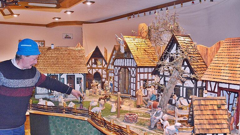 Karlheinz Geßner in Großwenkheim an seiner selbst gebauten fränkischen Weihnachtskrippe. Die Figuren eines thüringischen Schnitzers leben nun im Großwenkheim anno dazumal. - Karlheinz Geßner in Großwenkheim an seiner selbst gebauten fränkischen Weihnachtskrippe. Die Figuren eines thüringischen Schnitzers leben nun im Großwenkheim anno dazumal. Karlheinz Geßner in Großwenkheim an seiner selbst gebauten fränkischen Weihnachtskrippe. Die Figuren eines thüringischen Schnitzers leben nun im Großwenkheim anno dazumal. - Karlheinz Geßner in Großwenkheim an seiner selbst gebauten fränkischen Weihnachtskrippe. Die Figuren eines thüringischen Schnitzers leben nun im Großwenkheim anno dazumal.