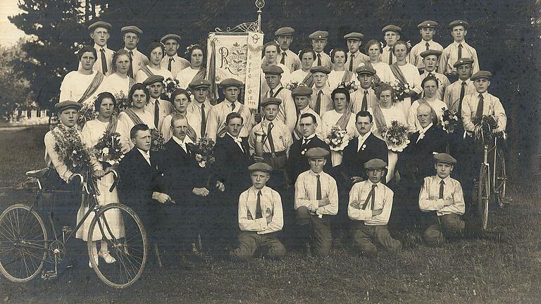 100 Jahre RSV Wollbach: Dieses Bild entstand bei der Fahnenweihe 1925.