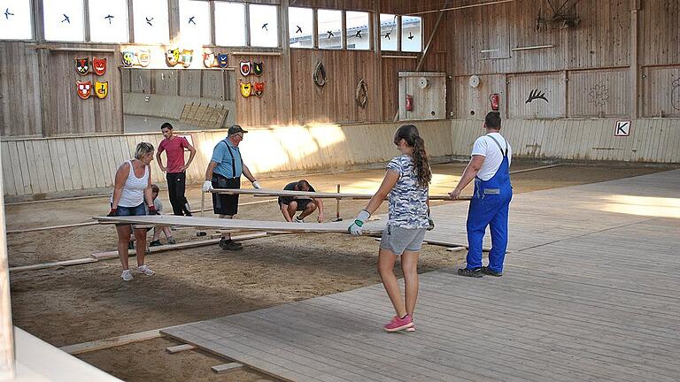 200 Platten decken den Sandboden der Reithalle ab, damit alle Gäste bei jedem Wetter einen großzügigen Aufenthalts- und Veranstaltungsraum nutzen können. 200 Platten decken den Sandboden der Reithalle ab, damit alle Gäste bei jedem Wetter einen großzügigen Aufenthalts- und Veranstaltungsraum nutzen können.