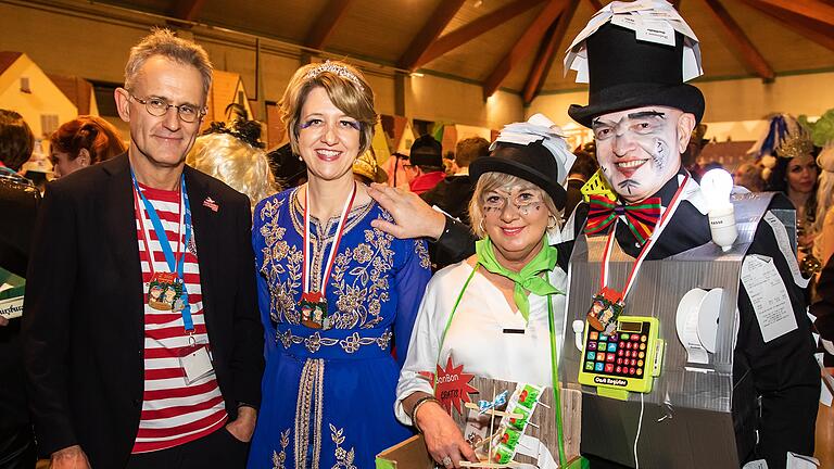 Kreativer Kopf: Landrat Thomas Habermann (rechts) war bei der Fastnacht in Franken in Veitshöchheim als Registrierkasse ein Hingucker. Ehefrau Ruth (Zweite v. rechts) begleitete ihn als 'Dorflädle'