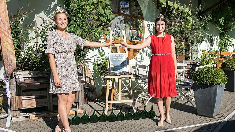 Hoheiten mit Corona-Abstand: Bei der Wein-Sommertour des Bezirks trafen sich in Eibelstadt die dortige Weinprinzessin Andrea Engelmann und Weinkönigin Carolin Meyer im Weingut Leininger. Hoheiten mit Corona-Abstand: Bei der Wein-Sommertour des Bezirks trafen sich in Eibelstadt die dortige Weinprinzessin Andrea Engelmann und Weinkönigin Carolin Meyer im Weingut Leininger. 