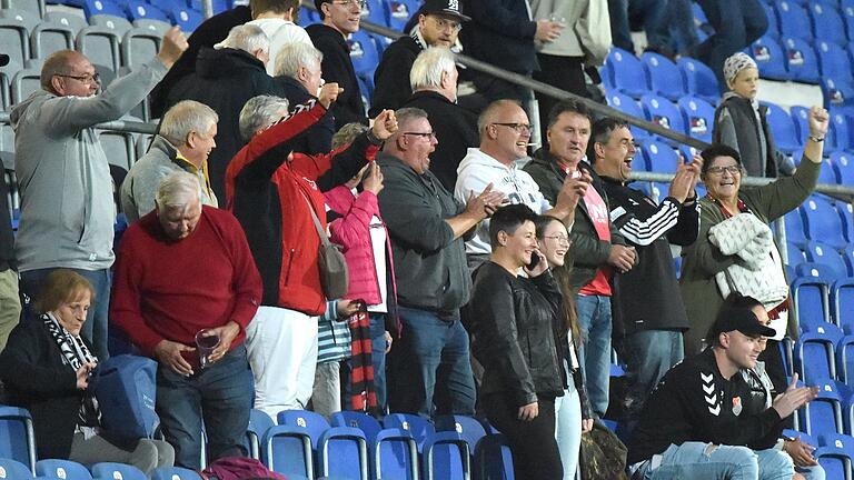 Der treue Anhang des TSV Aubstadt hatte nach dem Schlusspfiff in der Wacker-Arena von Burghausen allen Grund zum Jubeln. Der treue Anhang des TSV Aubstadt hatte nach dem Schlusspfiff in der Wacker-Arena von Burghausen allen Grund zum Jubeln.