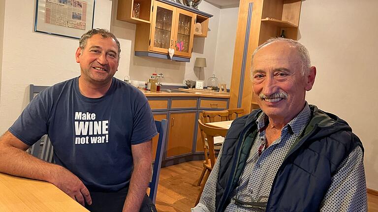 Die Winzer Andreas und Hans Hetzel erklären: 'Weißburgunder und Sauvignon wurden lagebedingt vom Frost verschont.' Die Winzer Andreas und Hans Hetzel erklären: 'Weißburgunder und Sauvignon wurden lagebedingt vom Frost verschont.'