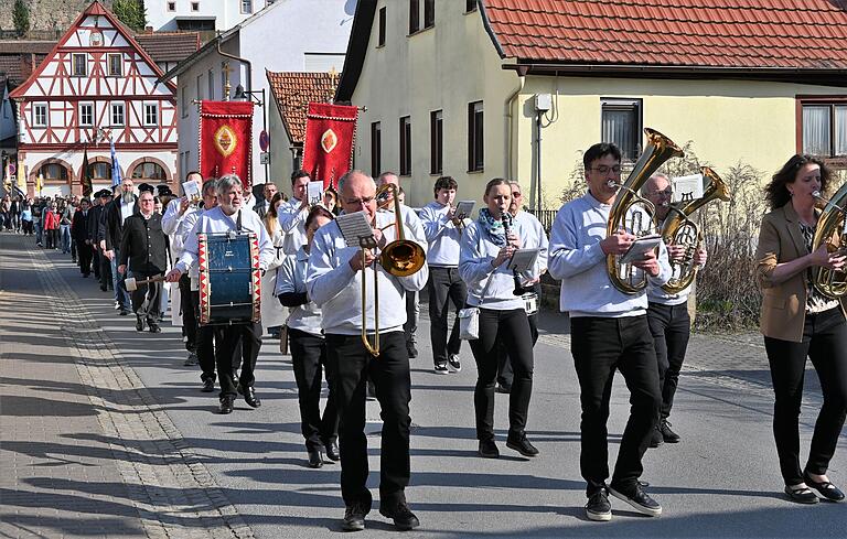 Ein Festzug zog am Sonntag durch Karbach zur Mehrzweckhalle, wo ein Festgottesdienst mit Bischof Franz Jung stattfand. Anlass war das 1250-jährige Bestehen der Ortschaft. Ein Festzug zog am Sonntag durch Karbach zur Mehrzweckhalle, wo ein Festgottesdienst mit Bischof Franz Jung stattfand. Anlass war das 1250-jährige Bestehen der Ortschaft.