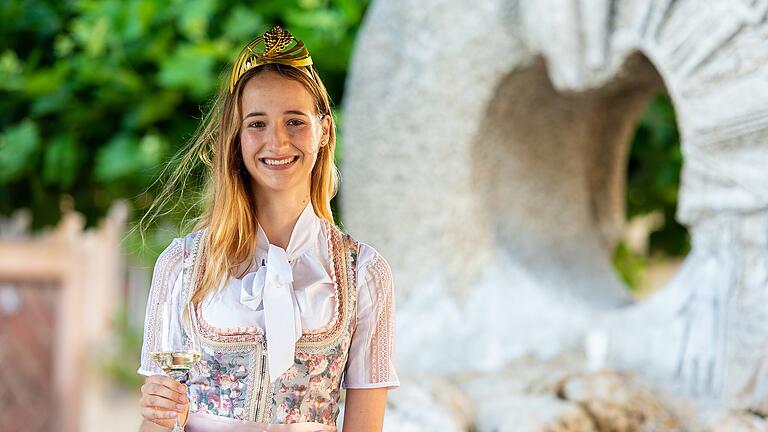 Die Gerolzhöfer Weinprinzessin Amelie Zink ist schon zwei Jahren im Amt. Wegen der Corona-Zwangspause beginnt am Freitag nun ihr erstes Weinfest als Repräsentantin der heimischen Winzer.