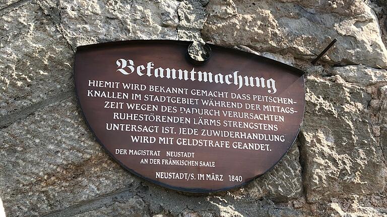 Diese historische Tafel hängt an einer Mauer am Hohntor von Bad Neustadt. Diese historische Tafel hängt an einer Mauer am Hohntor von Bad Neustadt.