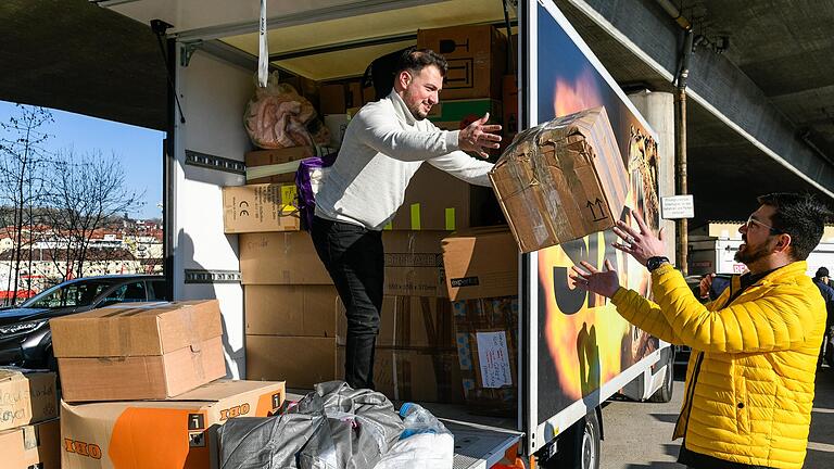 Die Folgen der schweren Erdbeben in der Türkei und in Syrien sind verheerend. Beim Ahsa Supermarkt in der Nürnberger Straße konnten Sachspenden abgegeben werden. Die Folgen der schweren Erdbeben in der Türkei und in Syrien sind verheerend. Beim Ahsa Supermarkt in der Nürnberger Straße konnten Sachspenden abgegeben werden.