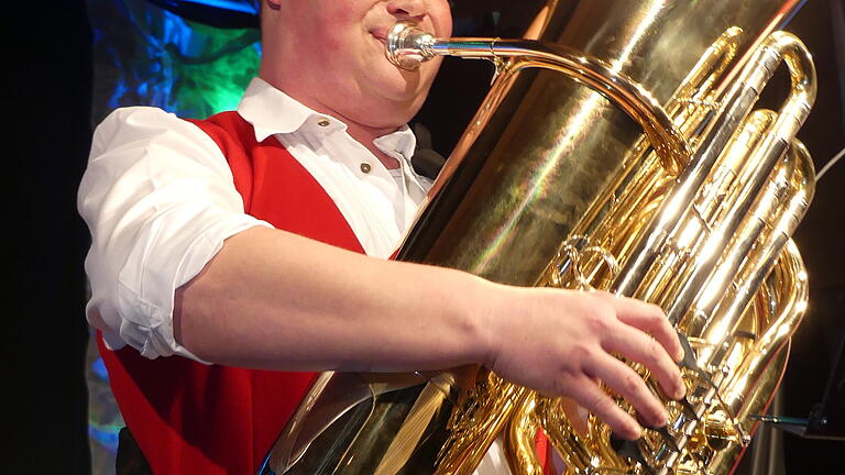 Tuba-Solo: André Krisam spielte auf der Tuba „Für Theresa“.
