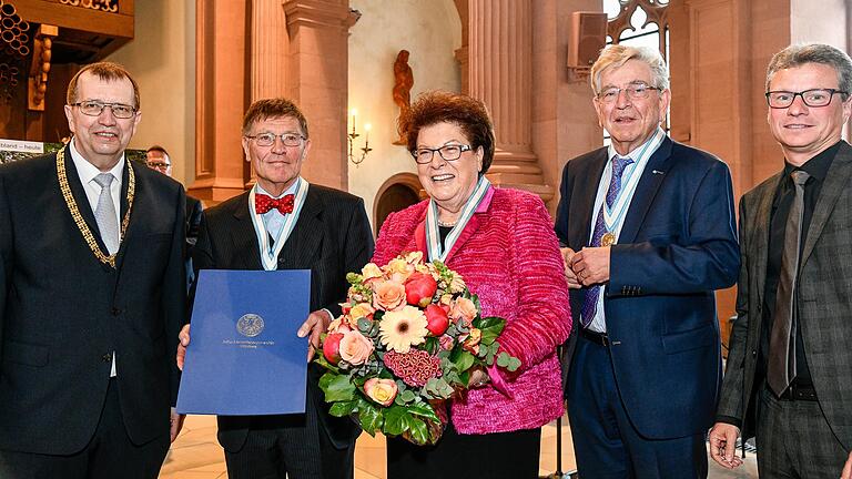 Drei neue Ehrensenatoren für die Universität Würzburg: Im Bild (von links) Präsident Alfred Forchel, die Ausgezeichneten Eberhard Sinner, Barbara Stamm und Thomas Goppel sowie Bayerns Wissenschaftsminister Bernd Sibler. Drei neue Ehrensenatoren für die Universität Würzburg: Im Bild (von links) Präsident Alfred Forchel, die Ausgezeichneten Eberhard Sinner, Barbara Stamm und Thomas Goppel sowie Bayerns Wissenschaftsminister Bernd Sibler.
