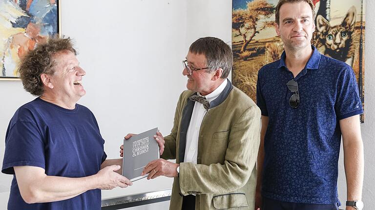 Autor Harald Knobling (Mitte) übergibt dem VKU-Vorsitzenden Andi Schmitt (links) die druckfrische Chronik über 100 Jahre VKU. Rechts im Bild: Verleger Daniel Seger. Autor Harald Knobling (Mitte) übergibt dem VKU-Vorsitzenden Andi Schmitt (links) die druckfrische Chronik über 100 Jahre VKU. Rechts im Bild: Verleger Daniel Seger.