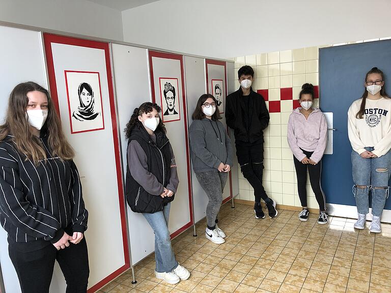 Einige der an dem Projekt 'Renovierung der Schultoiletten' beteiligten Schüler der Kunst AG. Einige der an dem Projekt 'Renovierung der Schultoiletten' beteiligten Schüler der Kunst AG.