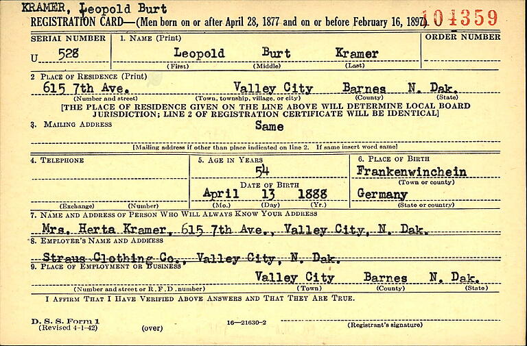 Im Jahr 1942 wurde Leopold Krämer als 'Leopold Burt Kramer' für die US-Armee registriert. Im Jahr 1942 wurde Leopold Krämer als 'Leopold Burt Kramer' für die US-Armee registriert.