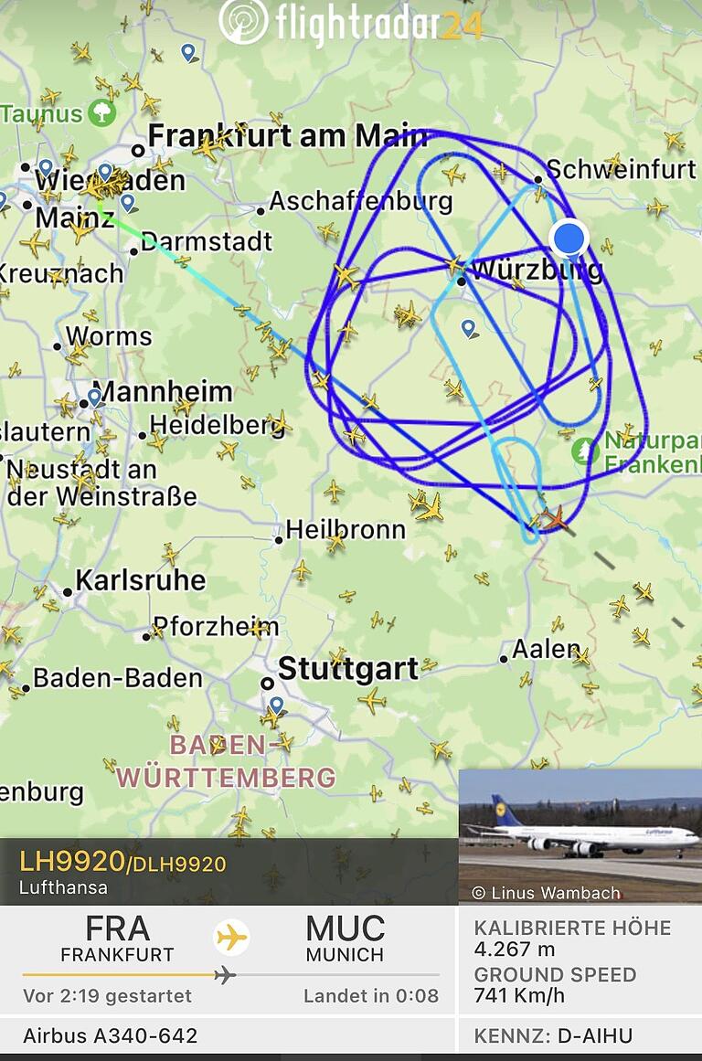 In der App 'Flightradar24' konnte man das Kreisen über Unterfranken mitverfolgen. Der große blaue Punkt stellt Gerolzhofen dar. In der App 'Flightradar24' konnte man das Kreisen über Unterfranken mitverfolgen. Der große blaue Punkt stellt Gerolzhofen dar.