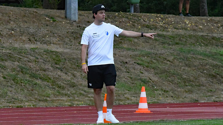 Tim Herterich im Interview       -  Stets engagiert an der Seitenlinie: Tim Herterich, Trainer des FC 06 Bad Kissingen.