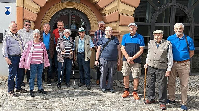 Die Exkursionsgruppe vor dem Eingang zum Freihof in Prichsenstadt. Die Exkursionsgruppe vor dem Eingang zum Freihof in Prichsenstadt.