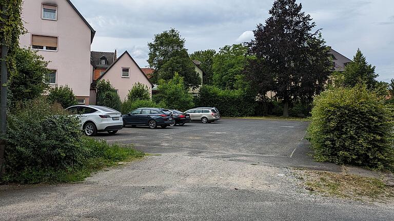 Der Teil links gehört der Stadt. Hier ist derzeit nur Parkfläche. Hinten soll ein Durchgang entstehen. - Der Teil links gehört der Stadt. Hier ist derzeit nur Parkfläche. Hinten soll ein Durchgang entstehen. Der Teil links gehört der Stadt. Hier ist derzeit nur Parkfläche. Hinten soll ein Durchgang entstehen. - Der Teil links gehört der Stadt. Hier ist derzeit nur Parkfläche. Hinten soll ein Durchgang entstehen.