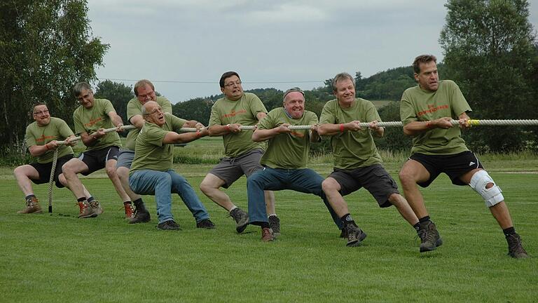 Beim vierten Rhön-Grabfeld Tauzieh-Cup in Unsleben belegte Andreas Schlagmüller (Zweiter von rechts) 2011 mit den 'Strippenziehern' den ersten Platz. Beim vierten Rhön-Grabfeld Tauzieh-Cup in Unsleben belegte Andreas Schlagmüller (Zweiter von rechts) 2011 mit den 'Strippenziehern' den ersten Platz.