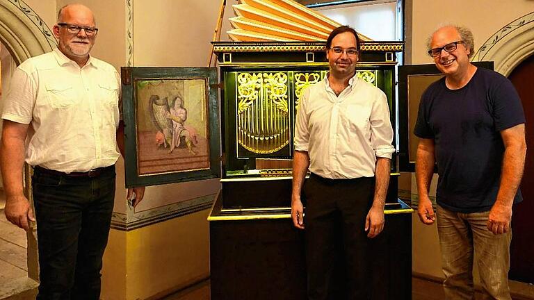 Diese drei Herren hatten ein außergewöhnliches Orgelkonzert möglich gemacht: Christoph Schindler (rechts) hatte einst mit seinem Vater die fast völlig zerstörte Manderscheidt-Orgel restauriert, Jörg Schindler-Schwabedissen (links) hatte der Orgel einen angemessenen Platz in seinem Orgelbau-Museum eingeräumt, und Ralf Waldner hatte seinem Publikum das Konzert mit barocker Orgelmusik geboten.FOTO: Fred Rautenberg Diese drei Herren hatten ein außergewöhnliches Orgelkonzert möglich gemacht: Christoph Schindler (rechts) hatte einst mit seinem Vater die fast völlig zerstörte Manderscheidt-Orgel restauriert, Jörg Schindler-Schwabedissen (links) hatte der Orgel einen angemessenen Platz in seinem Orgelbau-Museum eingeräumt, und Ralf Waldner hatte seinem Publikum das Konzert mit barocker Orgelmusik geboten.FOTO: Fred Rautenberg