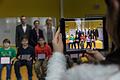 In der Gustav-Walle-Mittelschule in der Lindleinsmühle wurde das neue Unterrichtsmodell OASE vorgestellt, ein Lehrmodell mit flexiblen Möbeln und Ipads für jeden Schüler der Ipad-Klasse. Dass sie das Konzept verstanden haben, demonstrierten die Kinder vor ihren Gästen. Unser Foto zeigt (sitzend) Schüler der Gustav-Walle-Schule aus unterschiedlichen Jahrgängen und stehend von links: Peter Wolf (Versorgungswerk der Unterfränkischen Innungen), Judith Jörg (Stadträtin), Gudrun Reinders (Projektleiterin), Joachim Erhard (Bürgerstiftung) und Rainer Ankenbrand (Sparkassen-Stiftung).