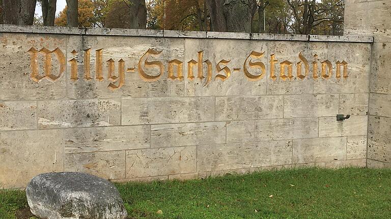 Das Willy-Sachs-Stadion heißt zukünftig nur noch 'Sachs-Stadion'. Das entschied der Stadtrat am Dienstag in seiner Sitzung, in der auch beschlossen wurde, Willy Sachs von der Liste der Ehrenbürger der Stadt wegen seiner Nazi-Vergangenheit zu streichen.