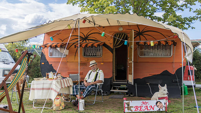 Im Rahmen seines Sommertreffens auf dem Campingplatz Schönrain in Gemünden-Hofstetten hatte der Camping-Oldie-Club (COC)  zu einem „Tag der offenen Wohnwagentür“ eingeladen. Rund 60 Gespanne, bei denen oft nicht nur der Wohnanhänger ein Oldie war, sondern auch das Zugfahrzeug, ließen die Herzen von Oldtimer-Fans höher schlagen.