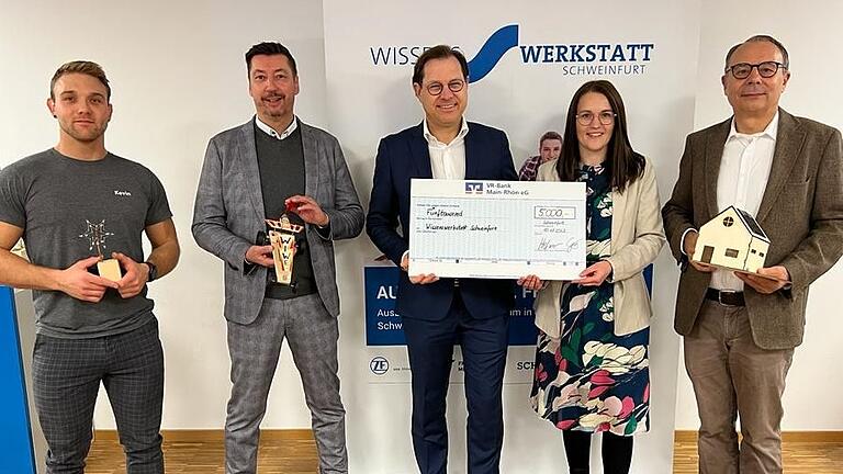 Im Bild von links: Kevin Fischer, Andreas Diehm, Frank Hefner (Vorstandssprecher der VR-Bank Main-Rhön), Julia Leitsch und Mario Lory.