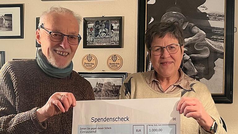Strahlende Gesichter bei der Spendenübergabe (von links): Wolfgang Tröster und Barbara Hubrich.&nbsp;