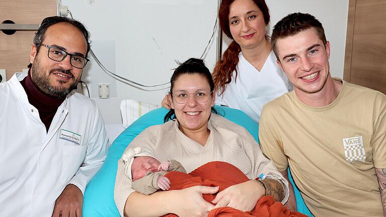 Über Elea freuen sich neben den glücklichen Eltern Nina Siedler und Papa Patrik Neeb auch Oberarzt Ahmed Eldyasty sowie Assistenzärztin Mais Ali. Über Elea freuen sich neben den glücklichen Eltern Nina Siedler und Papa Patrik Neeb auch Oberarzt Ahmed Eldyasty sowie Assistenzärztin Mais Ali.