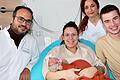 Über Elea freuen sich neben den glücklichen Eltern Nina Siedler und Papa Patrik Neeb auch Oberarzt Ahmed Eldyasty sowie Assistenzärztin Mais Ali.